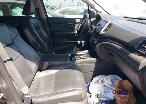 2018 Honda Pilot Touring z USA, uszkodzony, nr VIN 5FNYF5H98JB027001